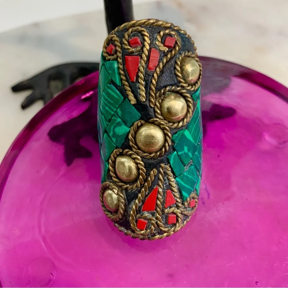 VINTAGE LARGE CHUNKY NEPALESE INLAY BRASS RING WTH GREEN RED MOSAIC INLAY
